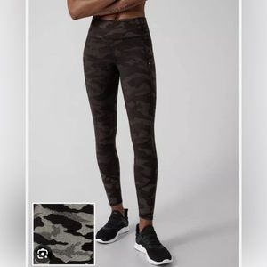 NWOT Athleta Rainier Reflective tights leggings in Camo Lux Reflective Black S